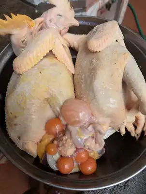 Gà làm sạch kèm chùm trứng non vàng tươi